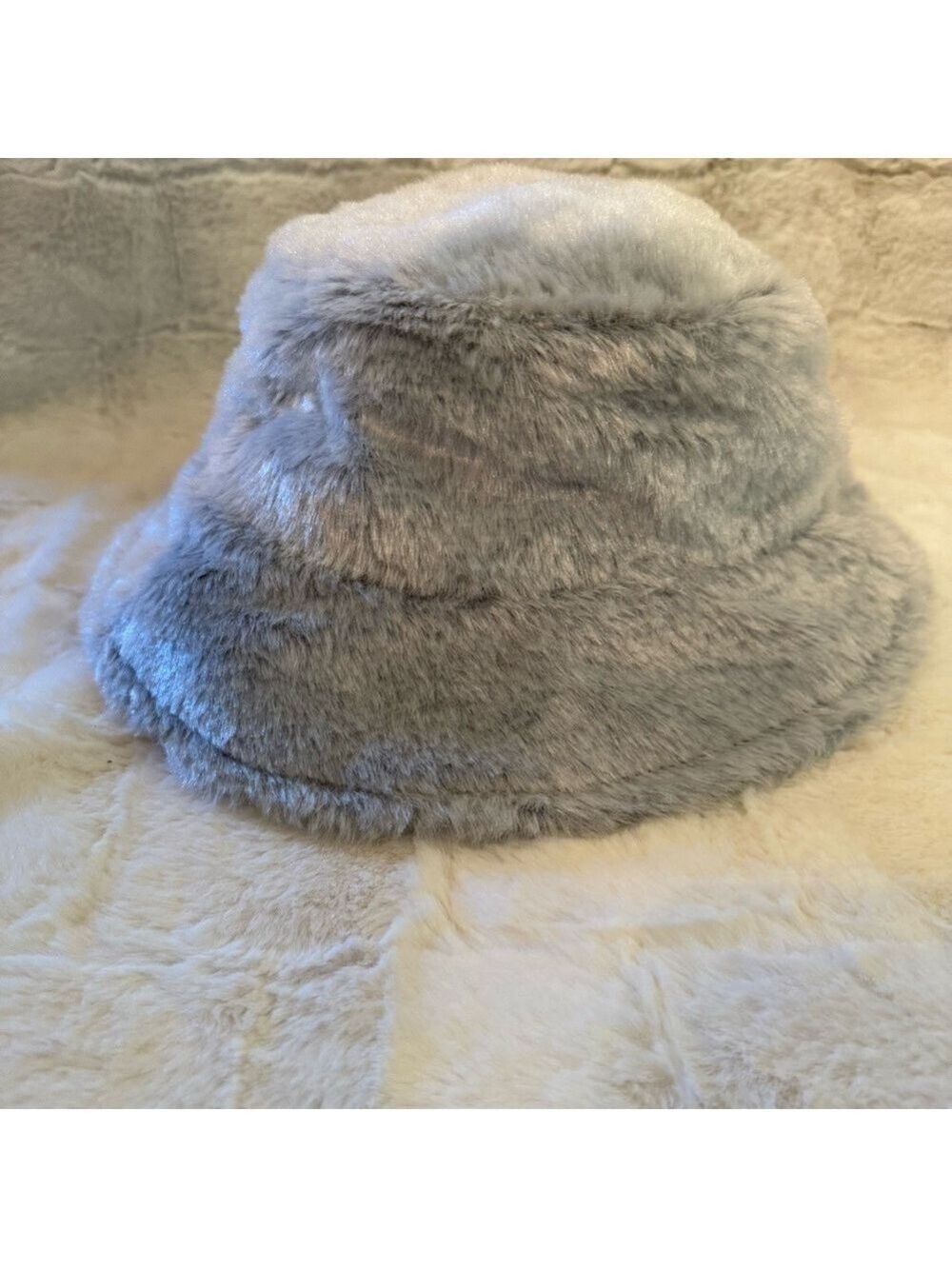 Sprigs Reversible Faux Fur/Sherpa
Bucket Hat
NWT
Gray/Beige
One Size Fits Most - Picture 1 of 8
